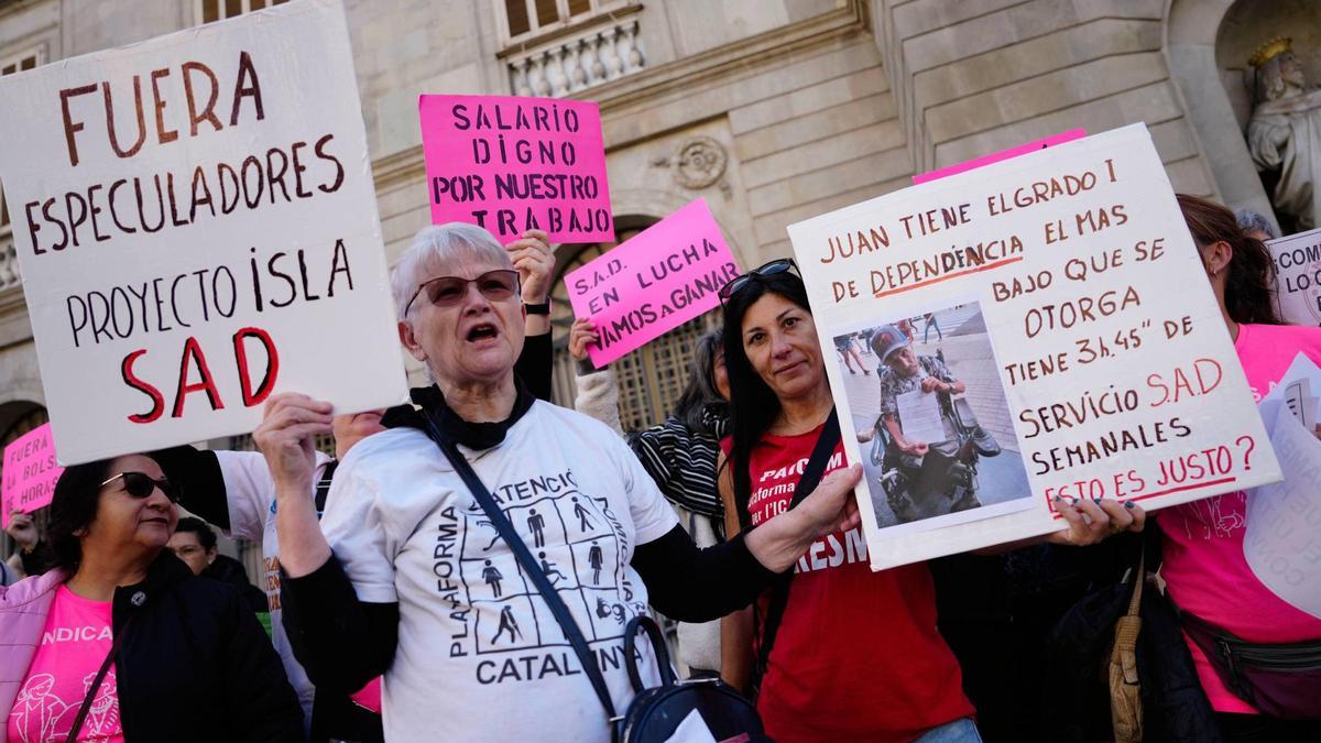 Manifestación de cuidadoras sociales contra la precariedad laboral en Barcelona.