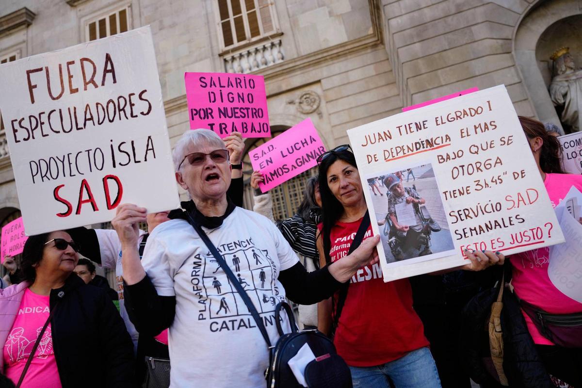 Manifestación de cuidadoras sociales contra la precariedad laboral en Barcelona.