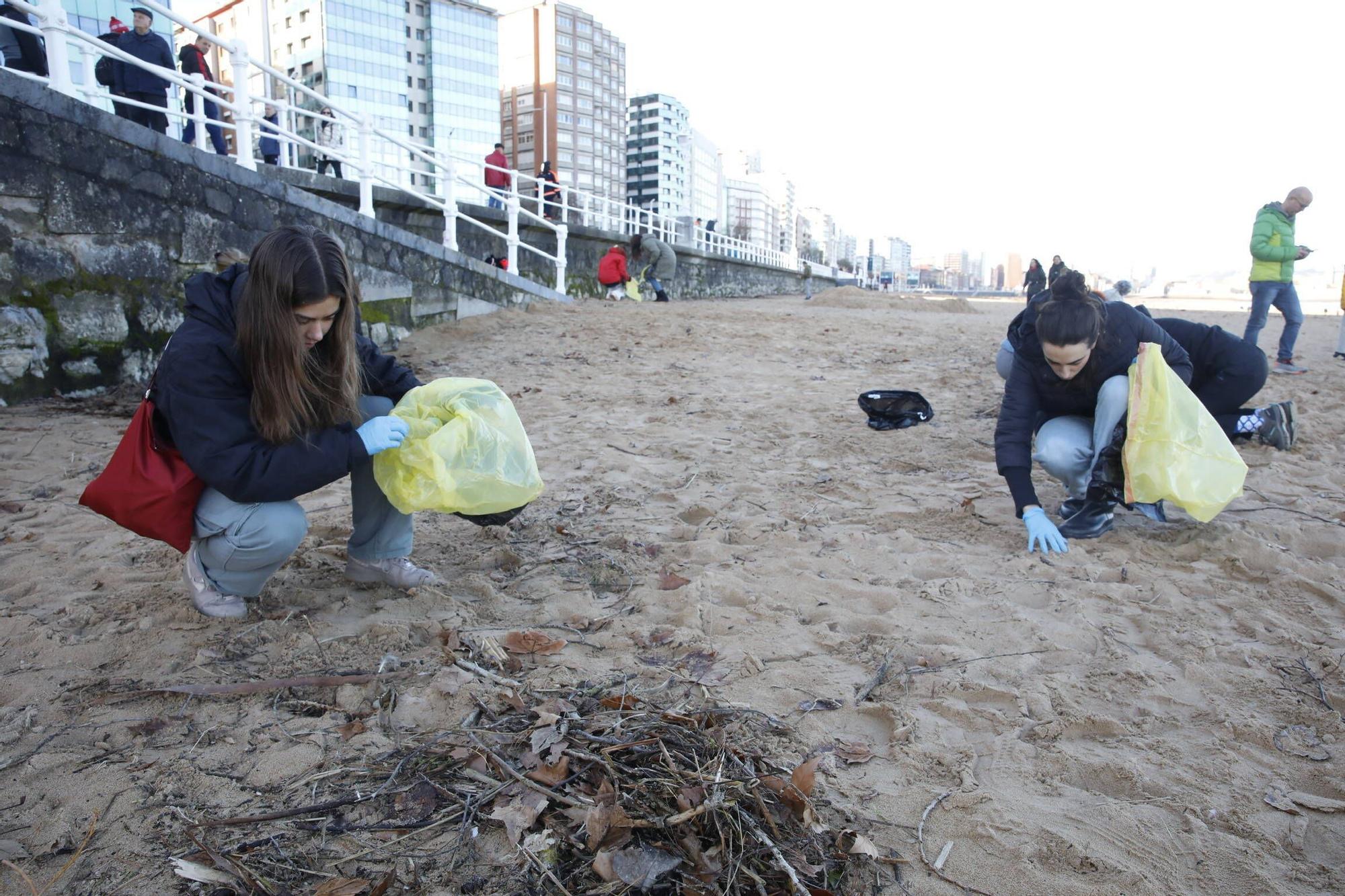 Así fue el dispositivo de limpieza y vigilancia de pellets en la playa de San Lorenzo (en imágenes)