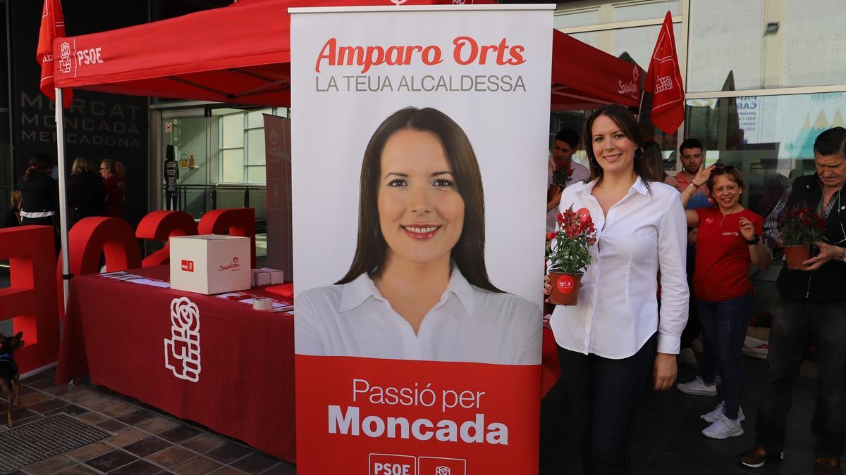 La alcaldesa de Moncada, Armparo Orts, con la maceta de la discordia