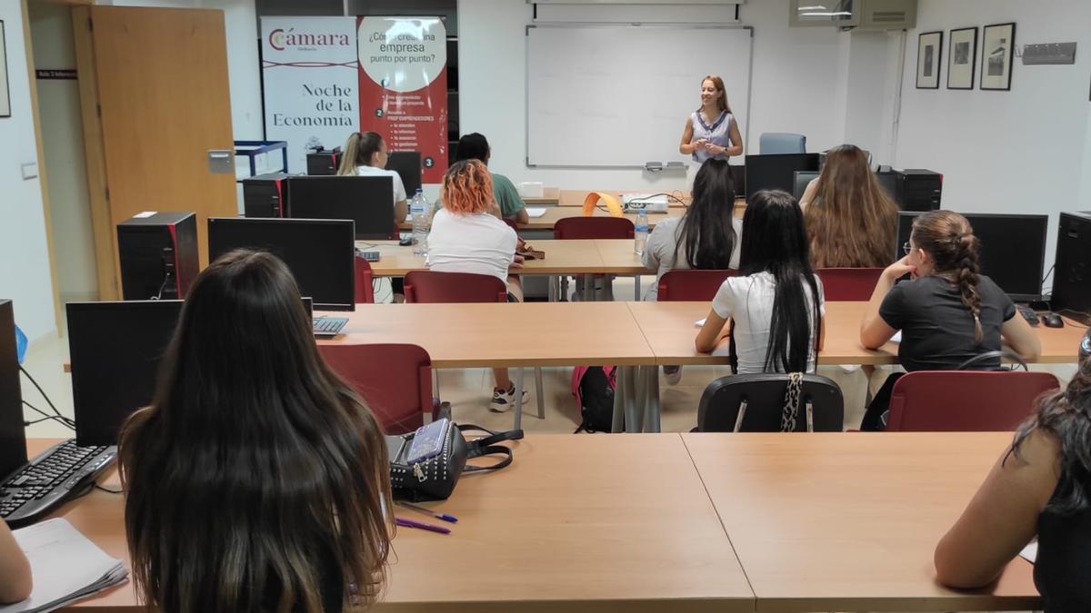 Curso en el aula de formación de la Cámara