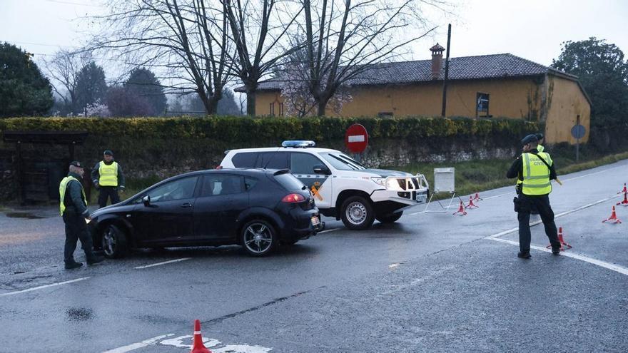 Multado con 200 euros un conductor que puso la baliza v-16 cuando sufrió una avería pero olvidó sacar el spray obligatorio del maletero: la Guardia civil extrema la vigilancia