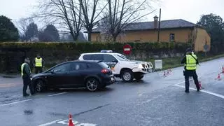 Multado con 200 euros un conductor que puso la baliza v-16 cuando sufrió una avería pero olvidó sacar el spray obligatorio del maletero: la Guardia civil extrema la vigilancia