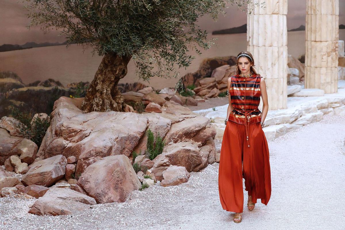 Chanel Colección Crucero 2018: pantalón fluido con top a rayas