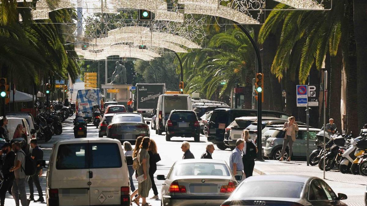Miles de vehículos circulan por las calle del casco histórico.