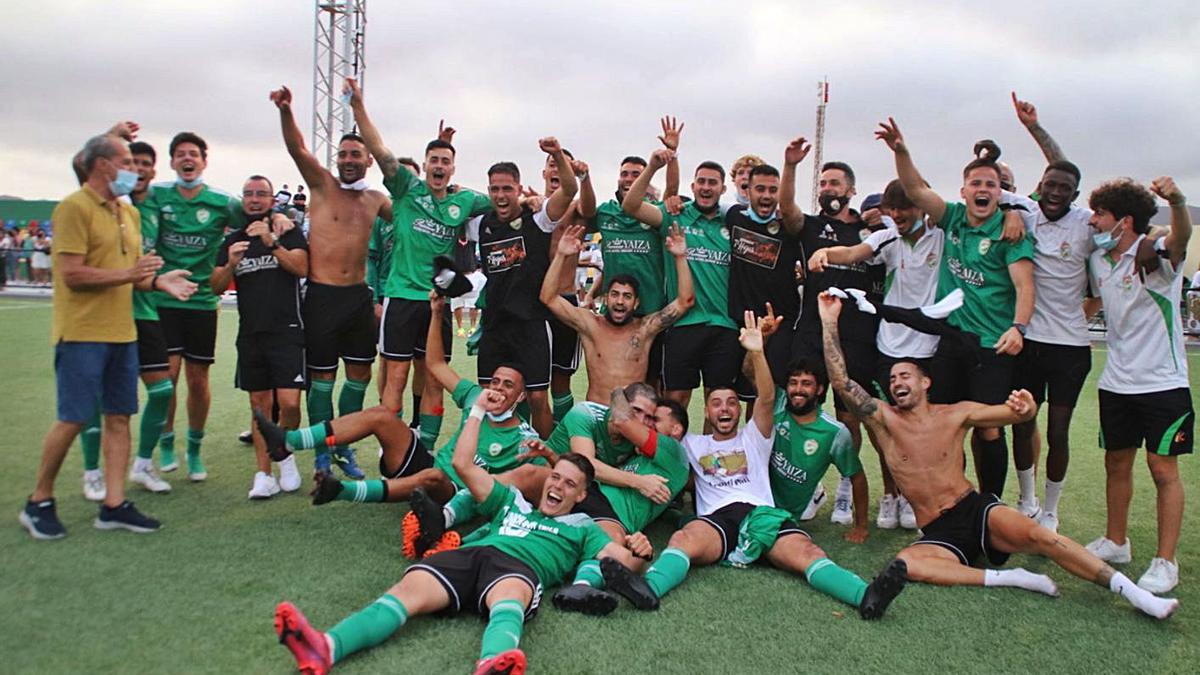 Los futbolistas del Unión Sur Yaiza celebran el ascenso a Tercera División. | | FIFLP