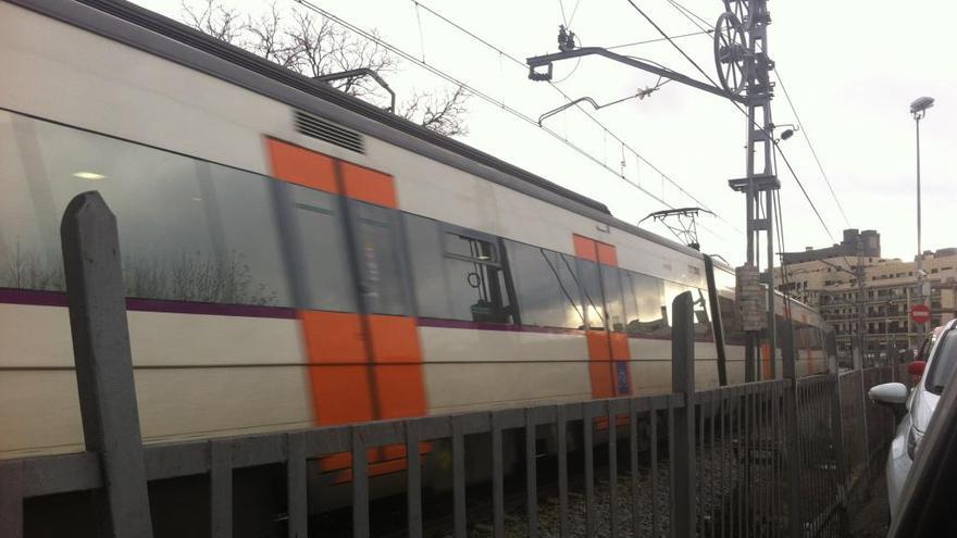 Un tren de Rodalies, al seu pas per Figueres.