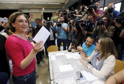 Ada Colau, "Barcelona en Comu" party leader and candidate for mayor of Barcelona, shows her vote in