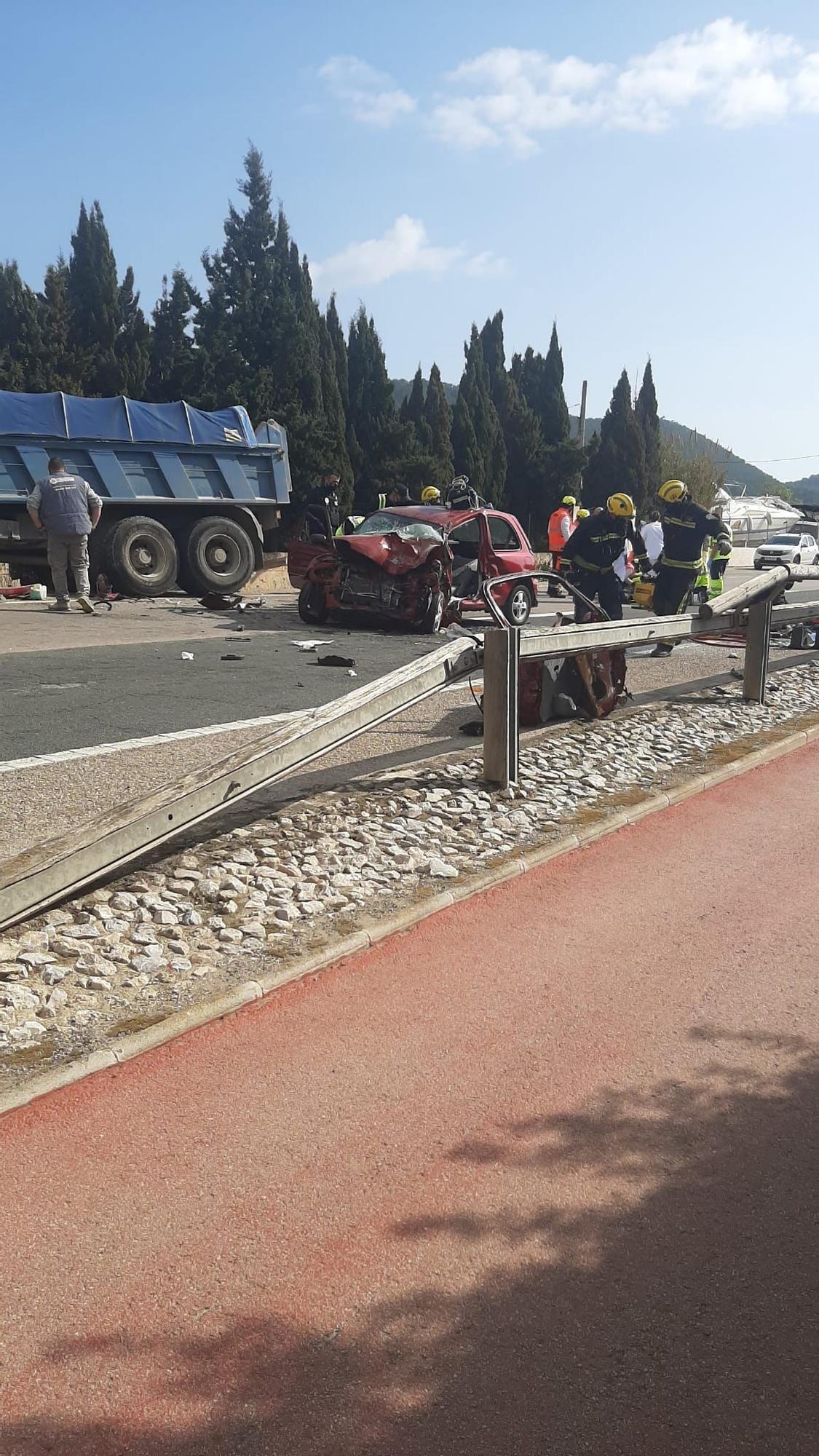 Un muerto en un choque frontal de un turismo y un camión en Andratx