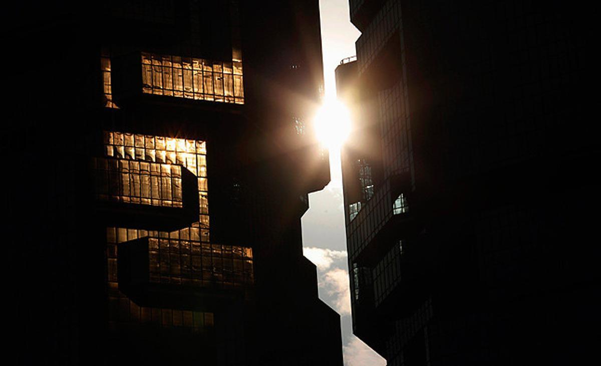 El sol s’esmuny entre dos blocs d’oficines a Hong Kong.