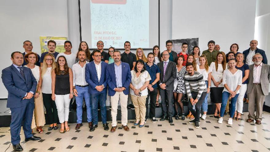 Alumnos y empresarios junto al rector Rafael Robaina (7º izda.) y el director de la Aciisi, Manuel Miranda (6i), en la fase final de Demola, celebrada ayer en el Aula de Piedra de la ULPGC.