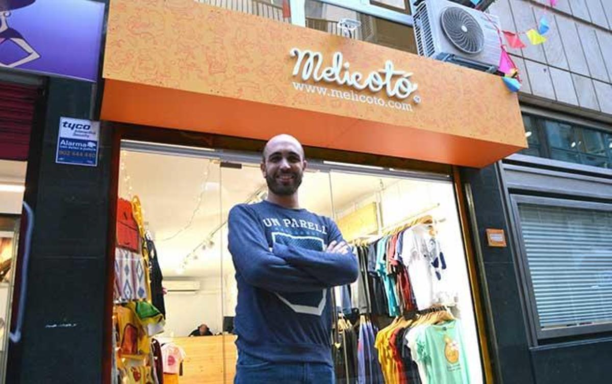 Jaume vich, un tercio de Melicotó, posa delante de la tienda oficial de Melicotó, en Geranis.