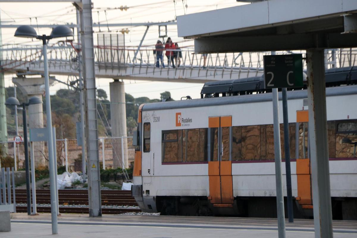 Un tren aturat a les vies de lestació de Tarragona aquest diumenge