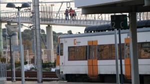 Un tren aturat a les vies de lestació de Tarragona aquest diumenge