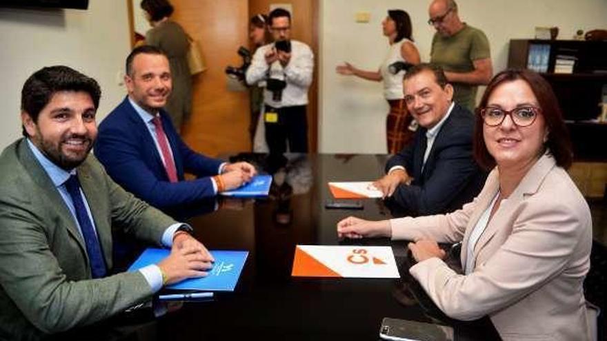 Los negociadores de PP y Cs, ayer, durante la reunión. // Efe