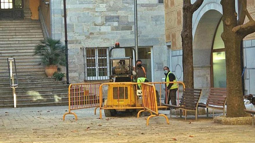 Operaris i una màquina a la zona de la vella magnòlia