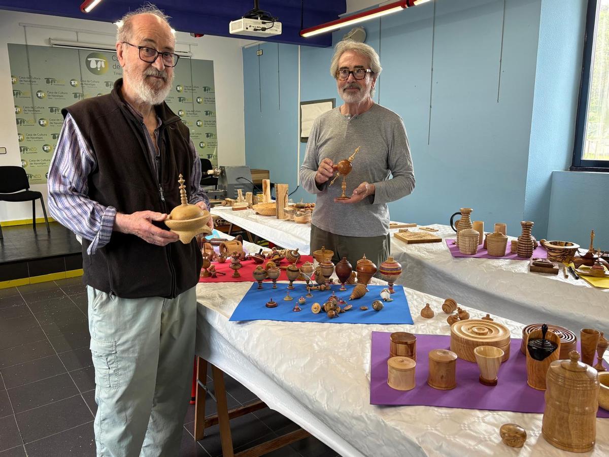 Fernando y César González con sus piezas en la exposición de la Casa de Cultura de Navelgas.