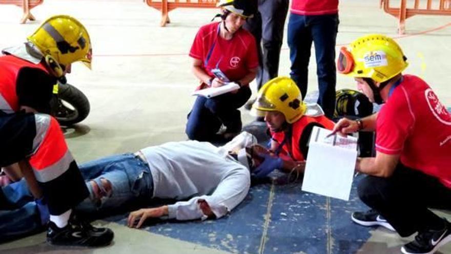 Exercici simulat per atendre un treballador afectat per un trauma en un accident laboral.
