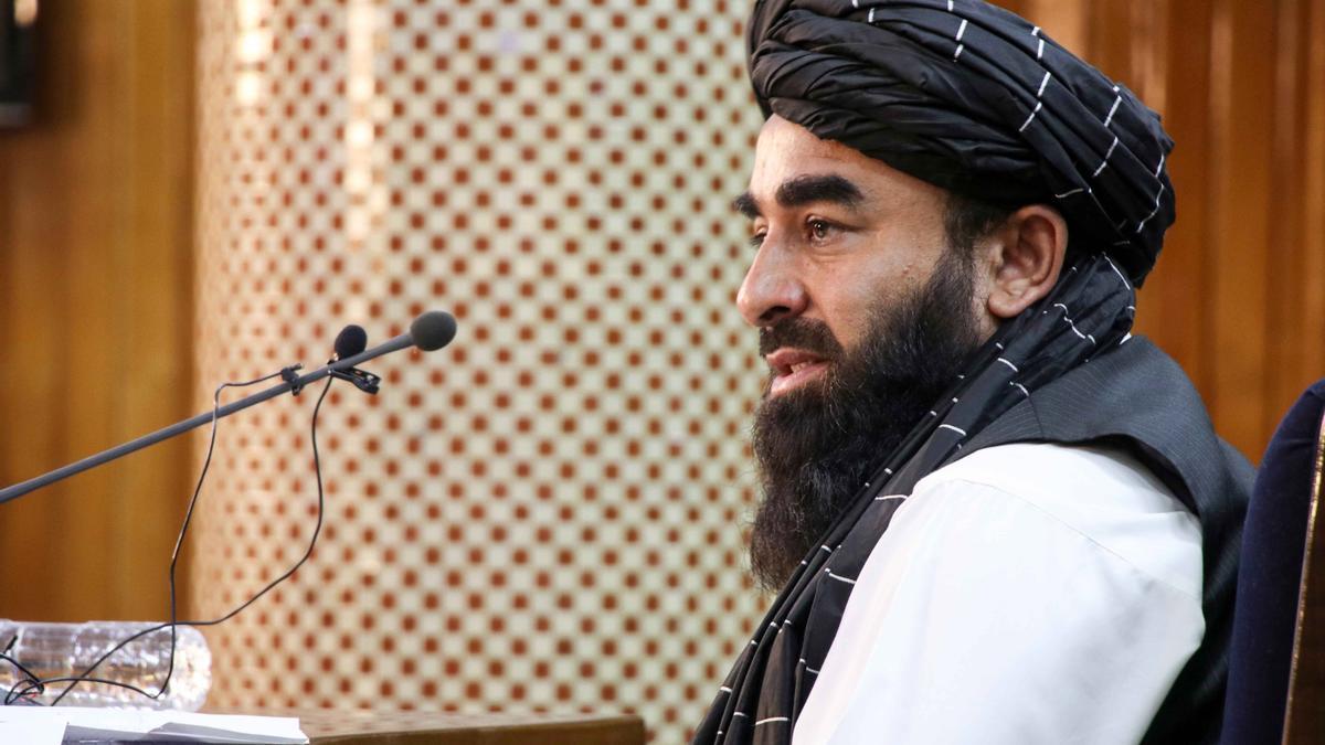 El portavoz de los talibanes, Zabihullah Mujahid, asiste a la primera conferencia de prensa en Kabul.