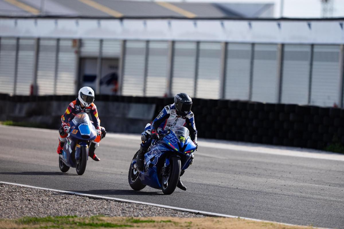 El deportista aragonés Miguel Bernal recorre un circuito con su moto.