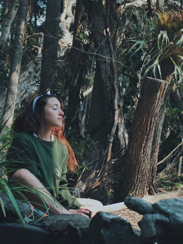 La joven meca, en plena meditación.