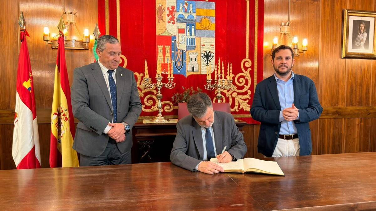 El presidente de la Diputación de Zamora, Javier Faúndez, recibe al presidente de las Cortes de Castilla y León, Francisco Vázquez.