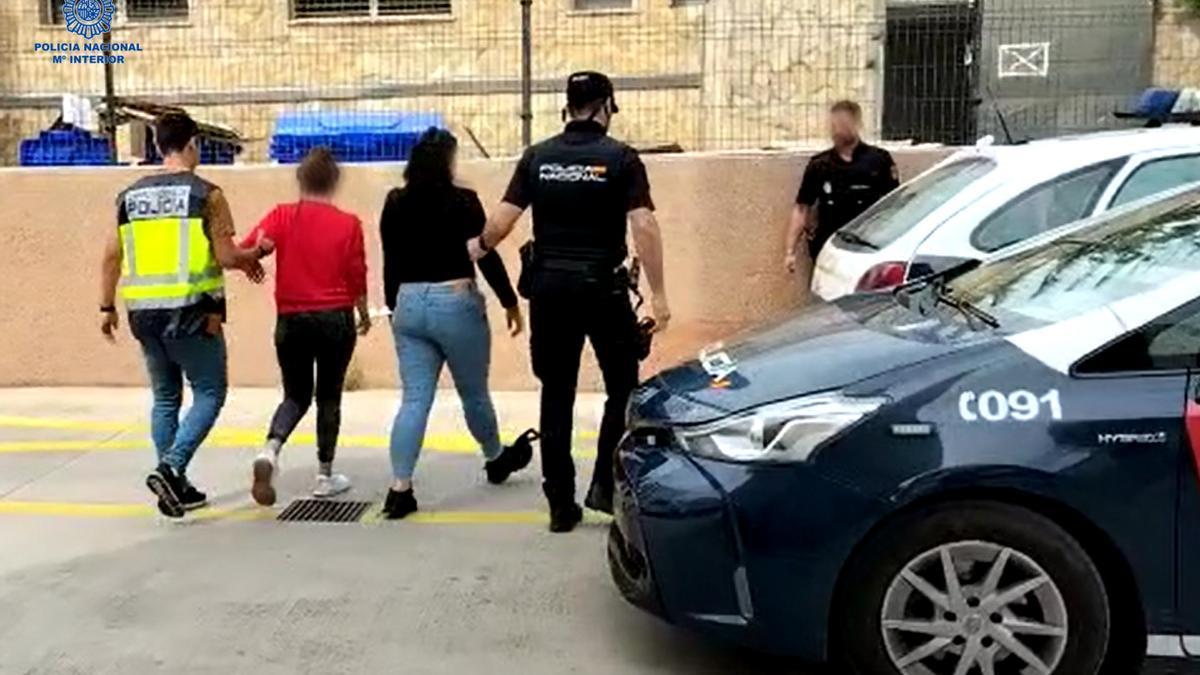 La Policía custodia a las dos mujeres detenidas.