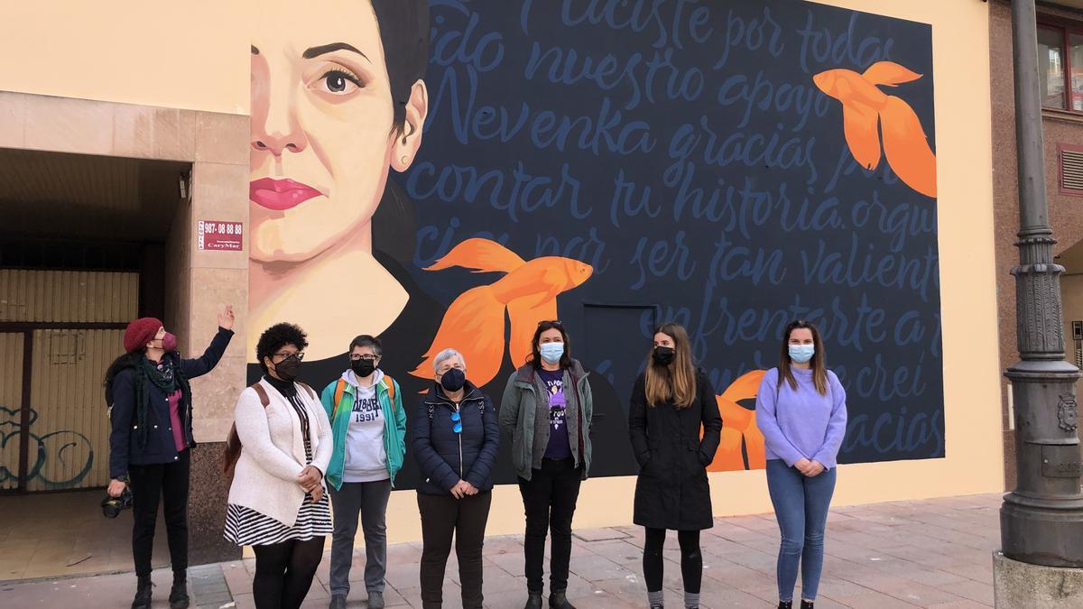 Ponferrada (León) inaugura un mural con la imagen de Nevenka Fernández, que logró una condena por acoso del exalcalde