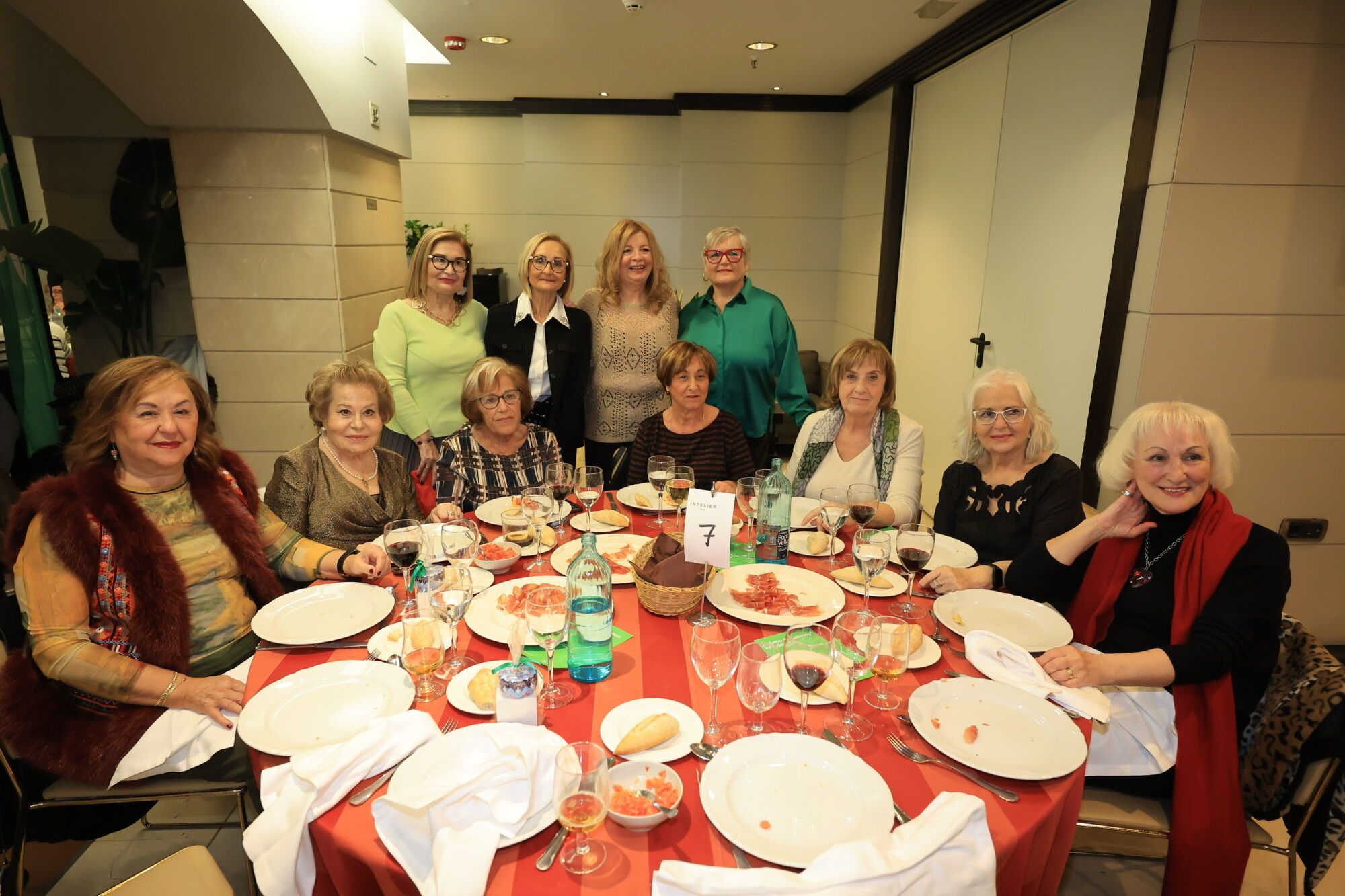 La AECC rinde homenaje al voluntariado en su tradicional cena solidaria
