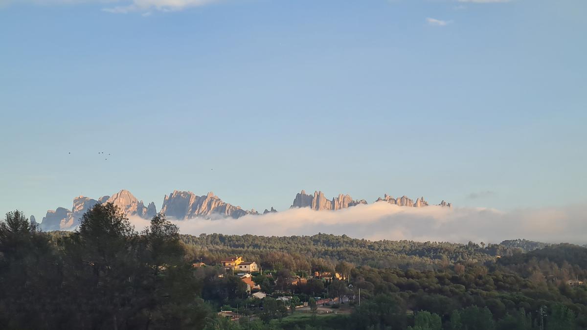 Montserrat i la boira que l’envolta