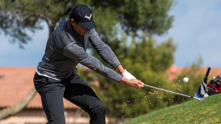 Nadal cambia el tenis por el golf y es cuarto en el Campeonato de Baleares