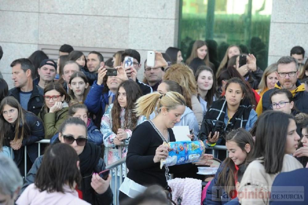 Firma de discos de Aitana en Murcia