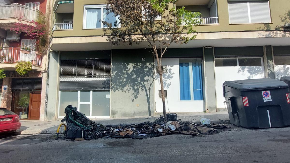 Contenedores quemados en la calle Despuig.