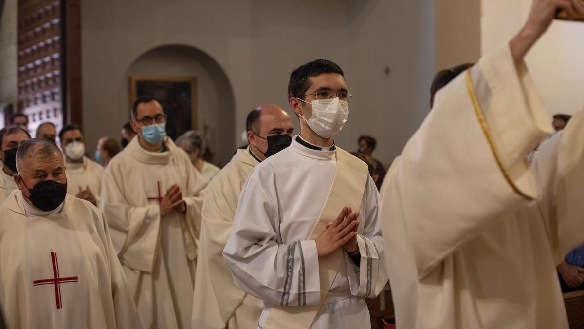 Agustín Crespo entra en el templo para su ordenación sacerdotal