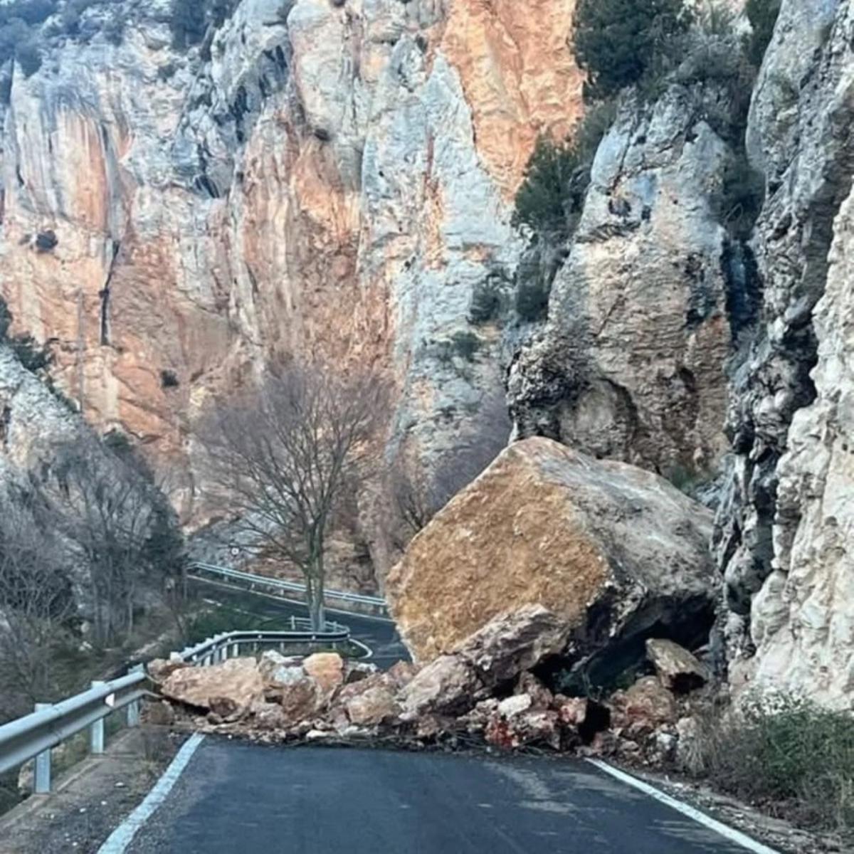 La gran roca que cayó el pasado domingo sobre la carretera.