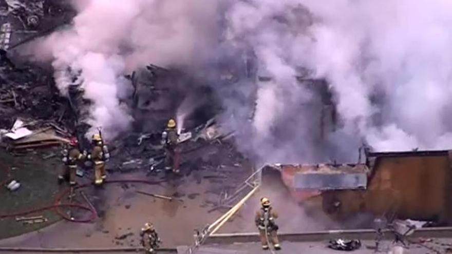 Una avioneta se estrella contra una casa en Los Ángeles