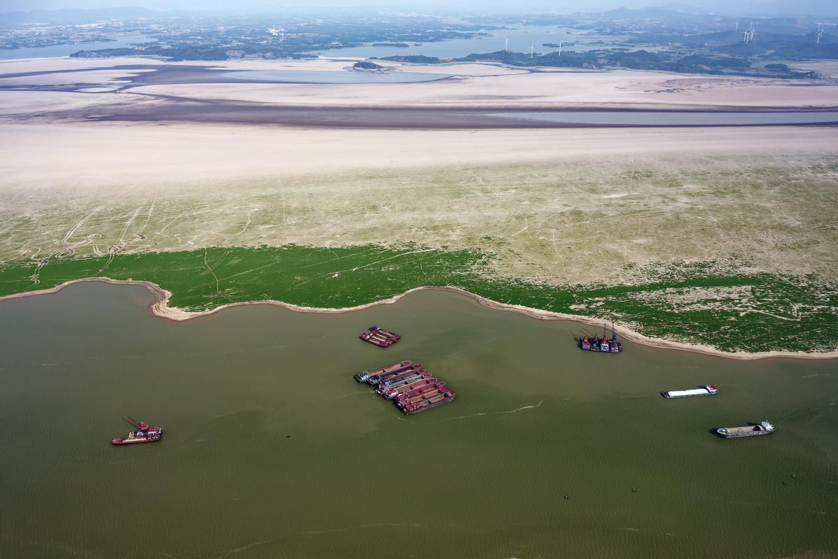 Una fotografía tomada con un dron muestra barcos navegando en el río Yangtze en medio de la sequía, en Jiujiang, provincia de Jiangxi, China.