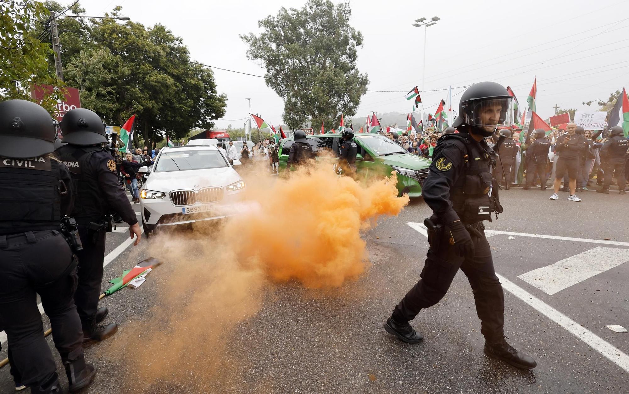 Concentraciones contra el equipo de Israel por el genocidio en Gaza durante el paso de La Vuelta por Pontevedra