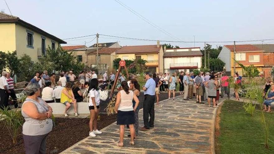 Vecinos y veraneantes en la zona de la huerta de la Vera Cruz, recuperada como espacio de ocio para el disfrute de grandes y pequeños.