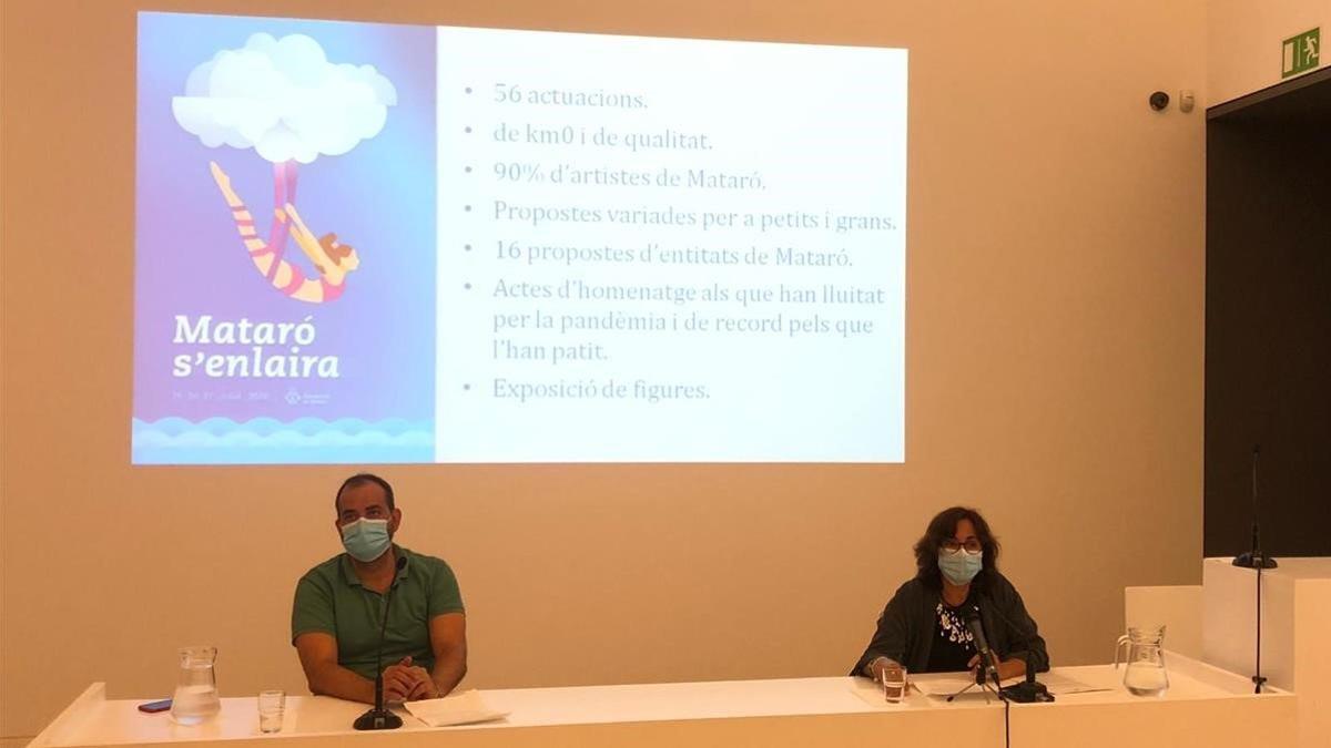 Xesco Gomar, concejal de Cultura, y Maria José Carrasco, adjunta de Cultura, en la presentación del 'Mataró s'enlaira'