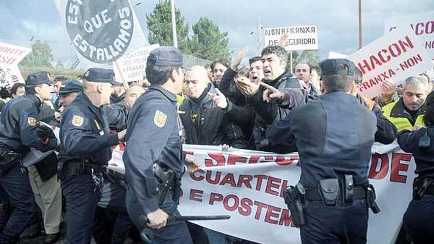 Agentes de la Policía Nacional tratan de contener la marcha vecinal hacia la base de la Brilat