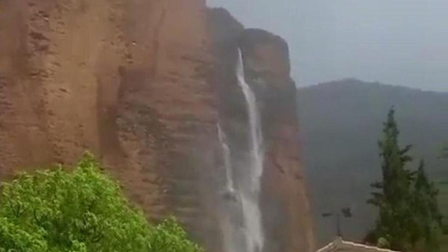 La &#039;catarata&#039; de los Mallos de Riglos