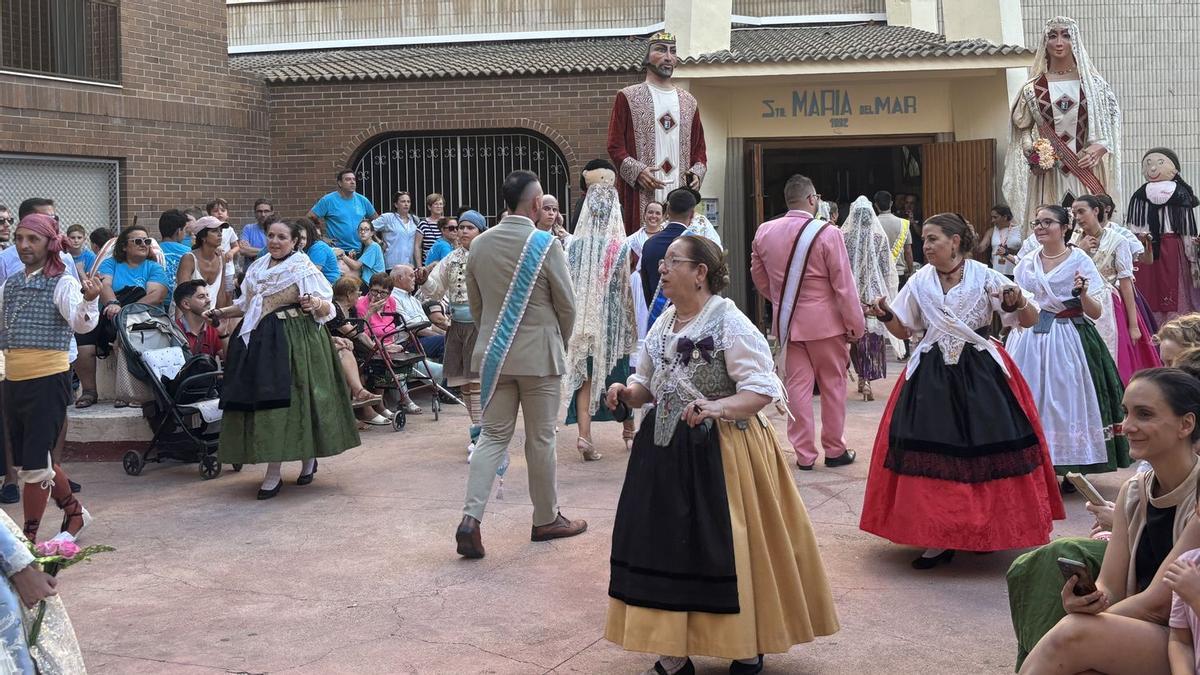Los representantes de las entidades, de las Fallas y de la Junta Local Fallera se sumaron a la celebración, en la procesión y ofrenda a Santa María del Mar.