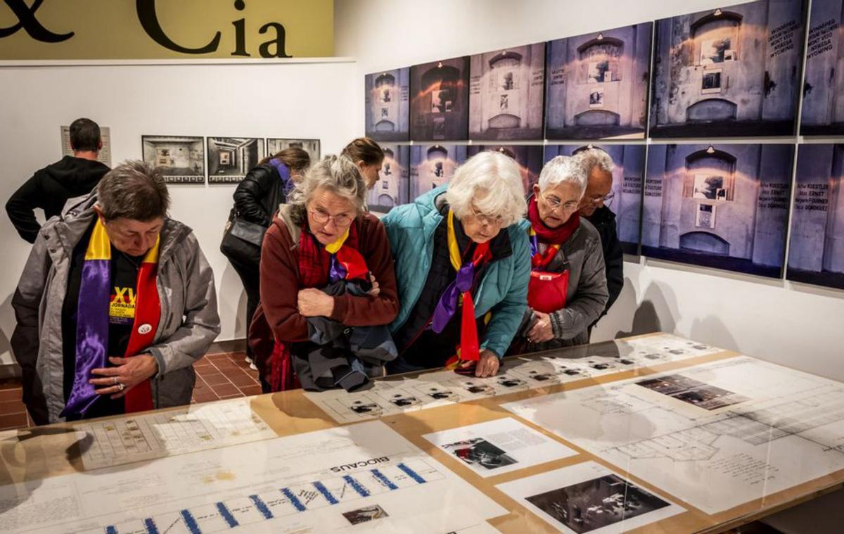 Alguns dels visitants, el dia de la inauguració. | JOSEP RIBAS