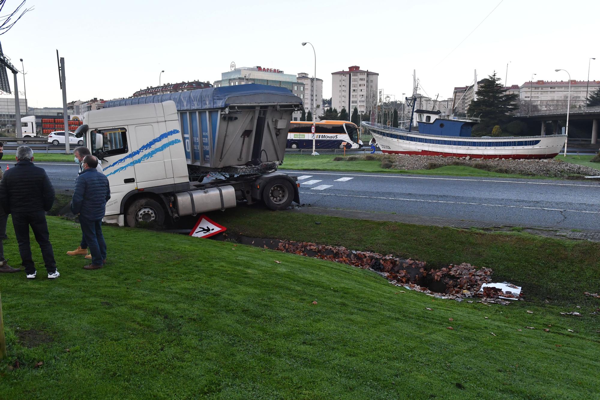 Un camión hace tijera en el acceso a Matogrande desde Alfonso Molina