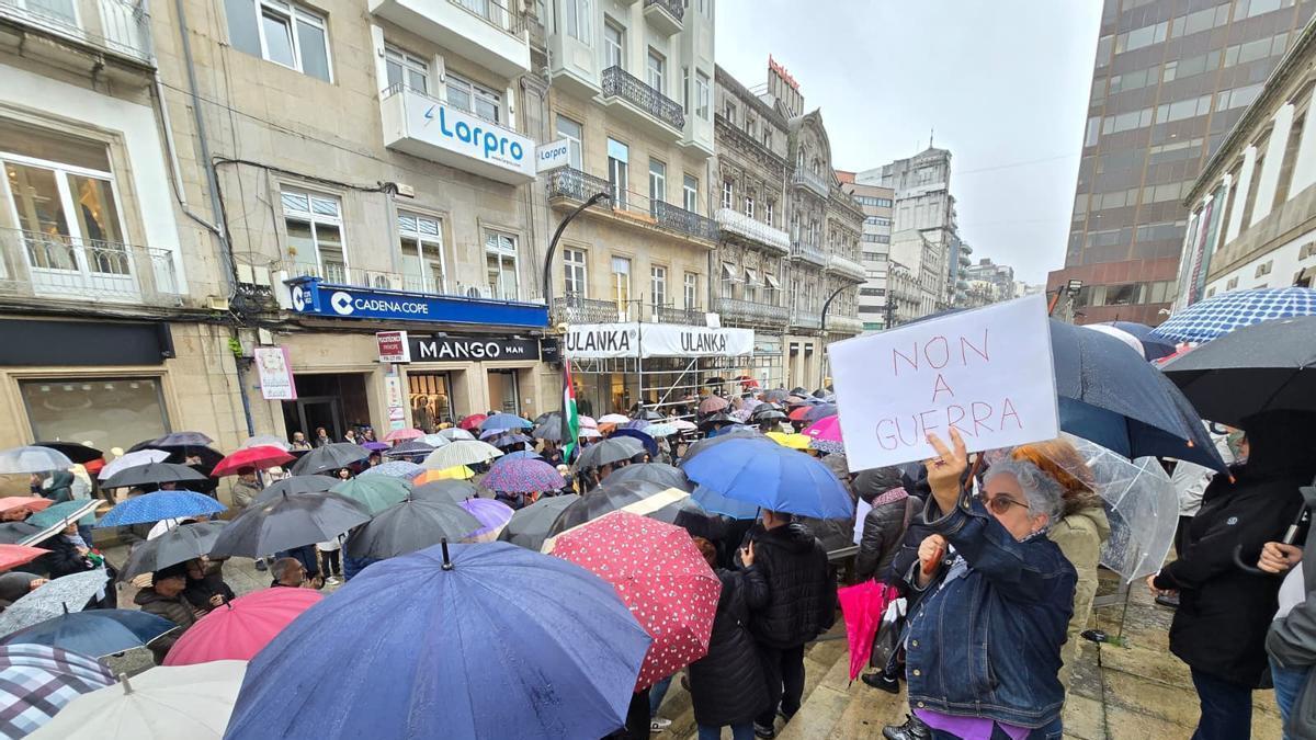 Cerca de 200 personas se concentran en Vigo para pedir “parar la guerra”