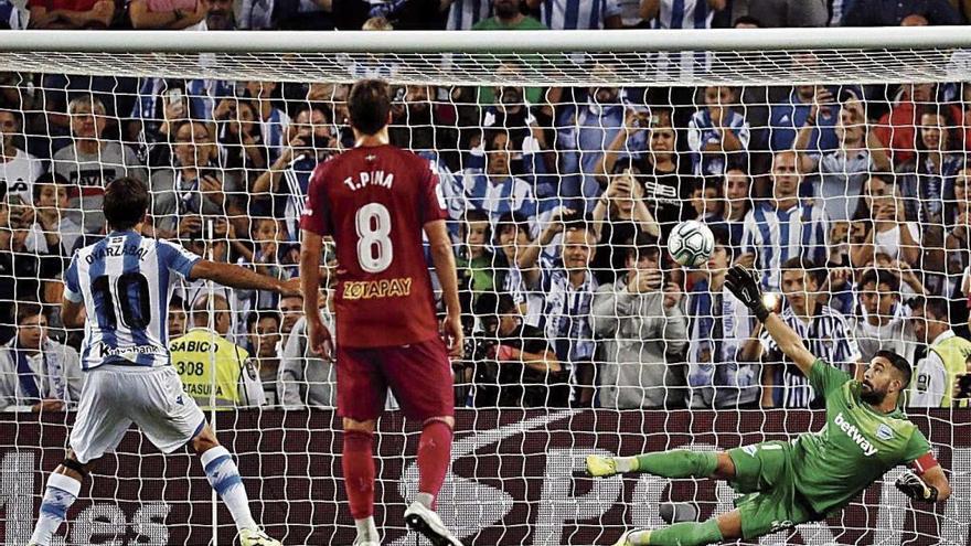 Oyarzabal marca el tercer gol de la Real al AlavÃ©s, con el exrojillo Pina de espaldas.