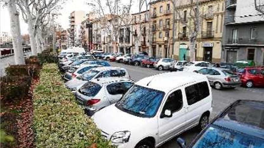 Cotxes aparcats a la zona blava del carrer del Carme on s&#039;hi col·locaran els detectors.