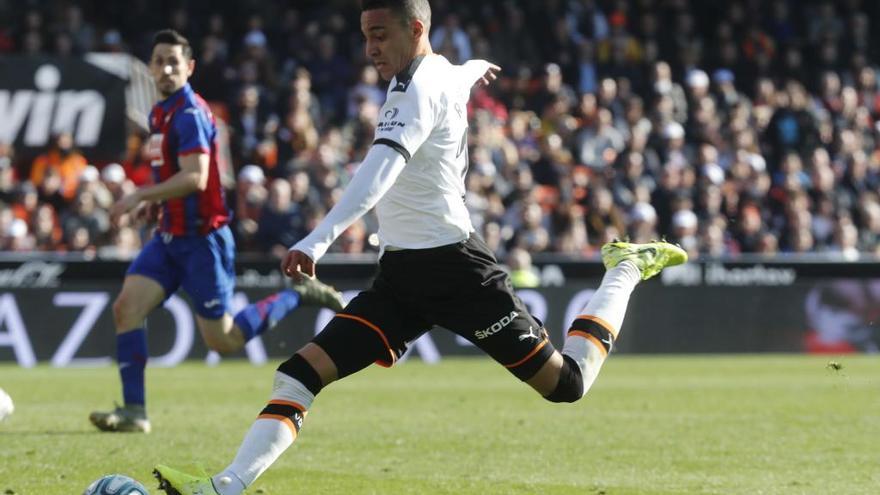 Rodrigo Moreno chuta a portería, con la zurda, en una acción del partido ante el Eibar.