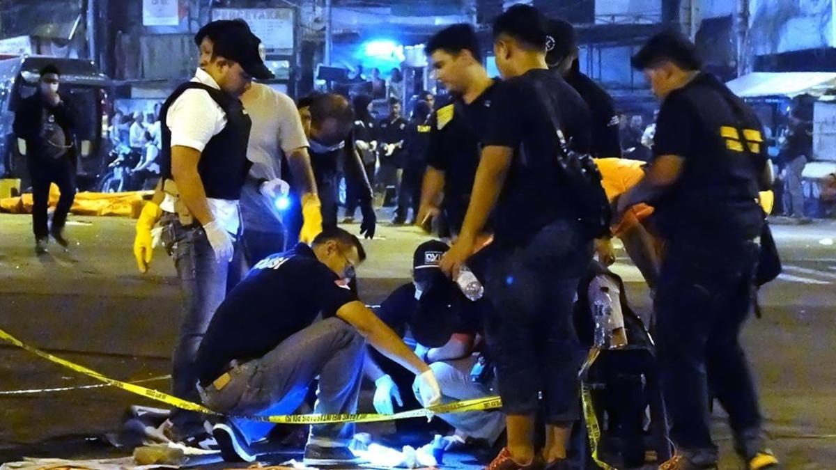 La policía indonesia investiga lo sucedido tras la explosión causada por un terrorista suicida en Jakarta.